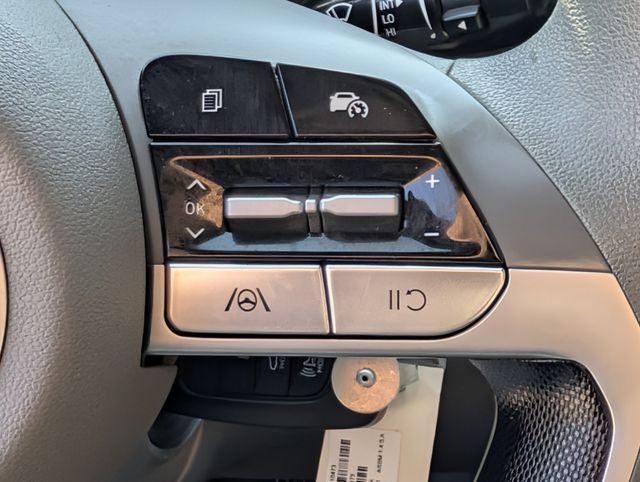 Used 2025 Hyundai Elantra SE FWD image 19