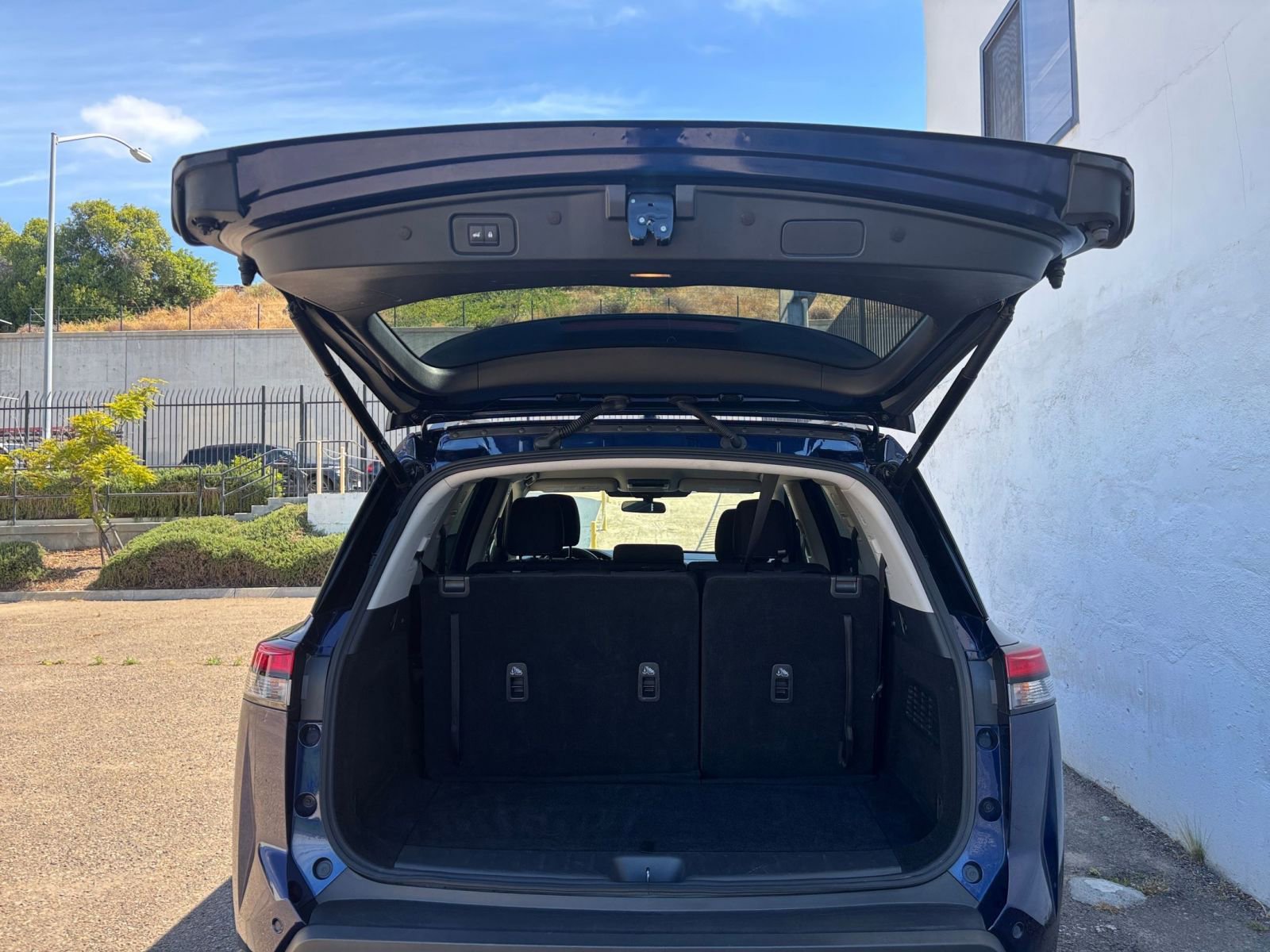 Used 2025 Nissan Pathfinder SV image 34