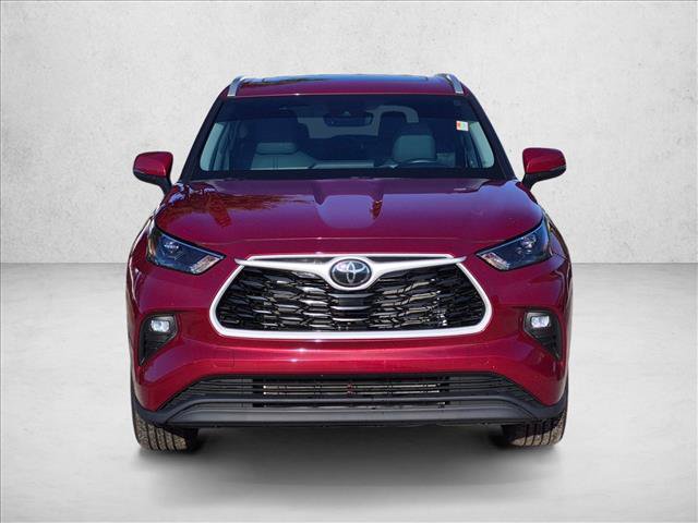Used 2025 Toyota Highlander XLE FWD image 2