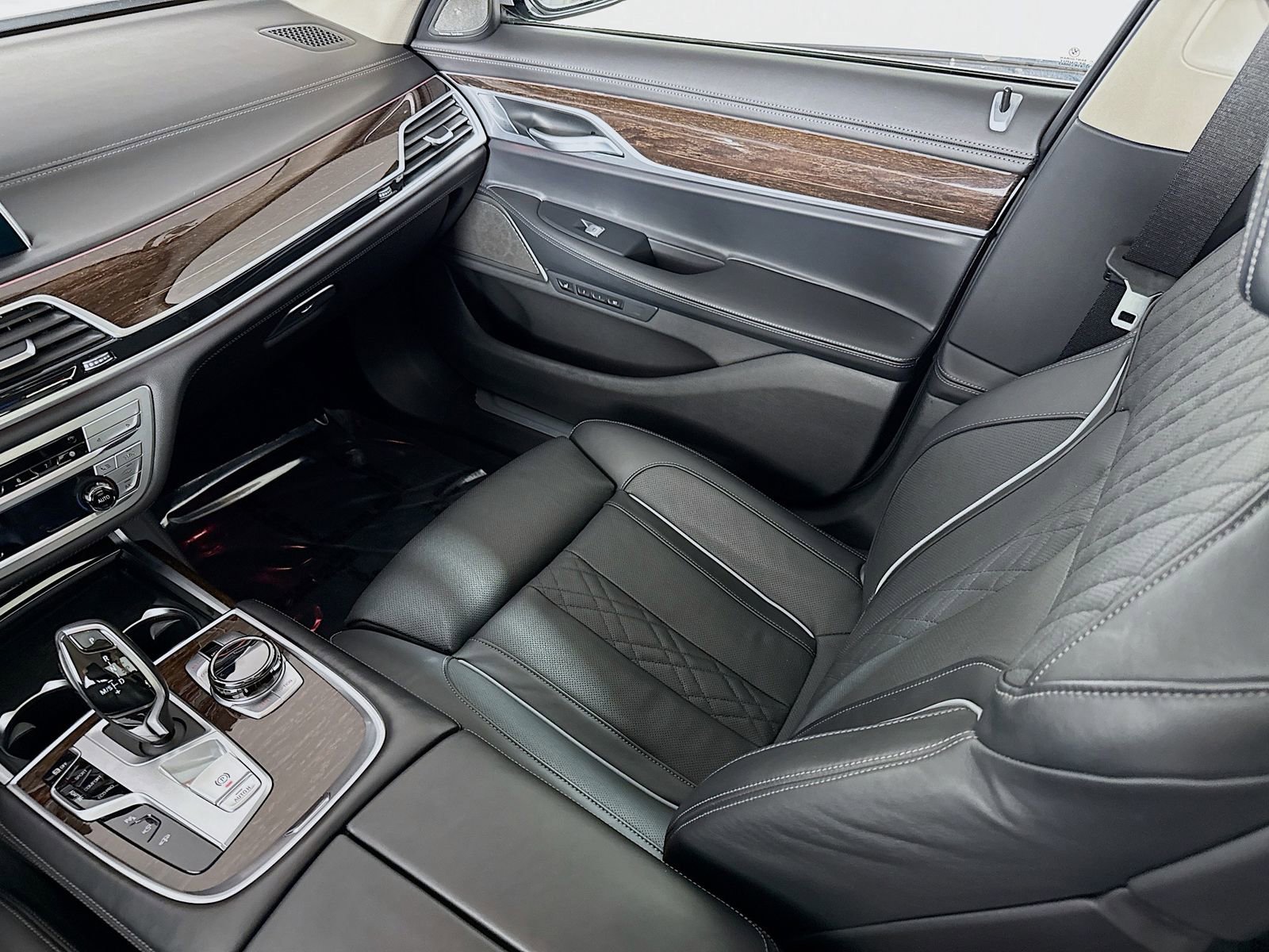 Used 2021 BMW 750i xDrive w/ Executive Package image 25