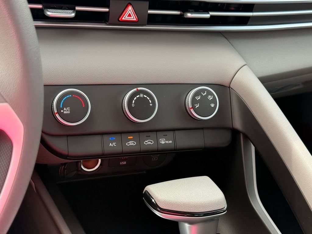 Used 2025 Hyundai Elantra SE FWD image 18