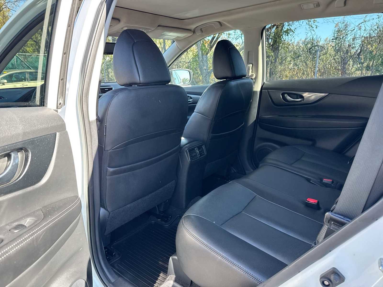 Used 2016 Nissan Rogue SL w/ SL Premium Package image 12