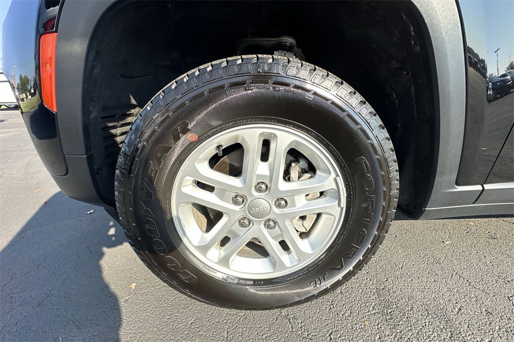 Used 2023 Jeep Grand Cherokee Laredo image 10