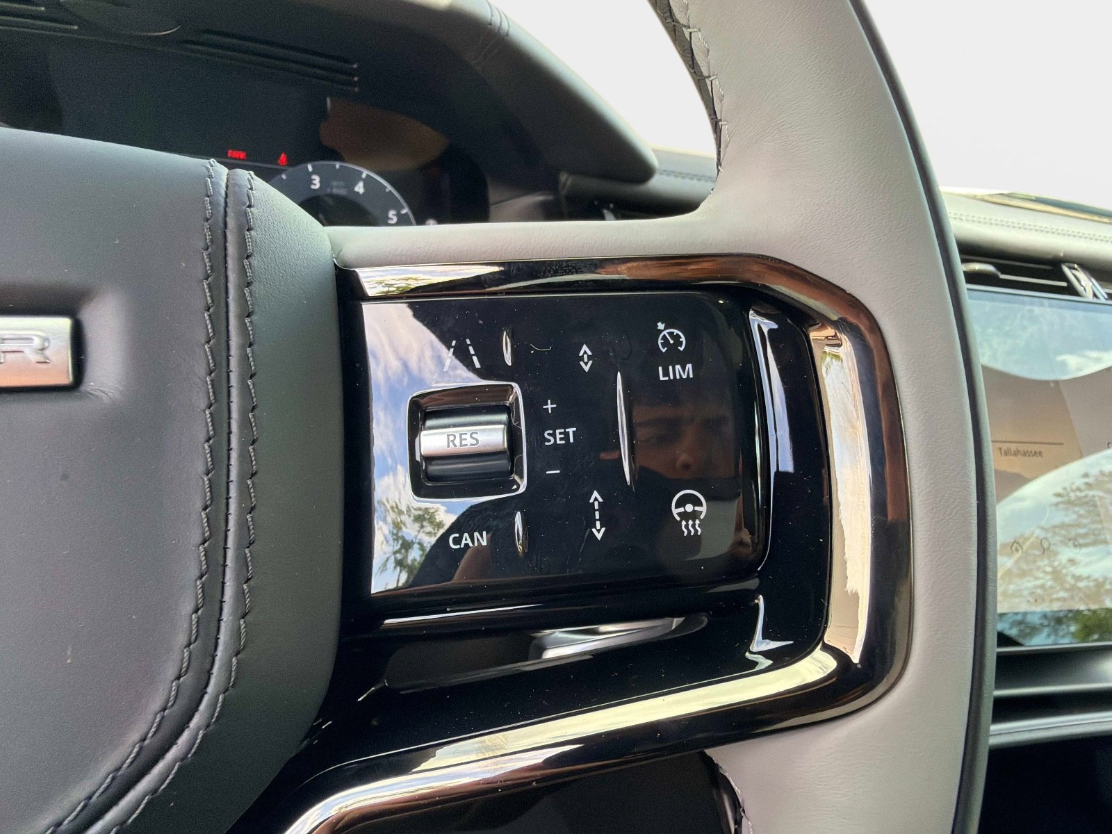 New 2026 Land Rover Range Rover Velar Dynamic SE image 25