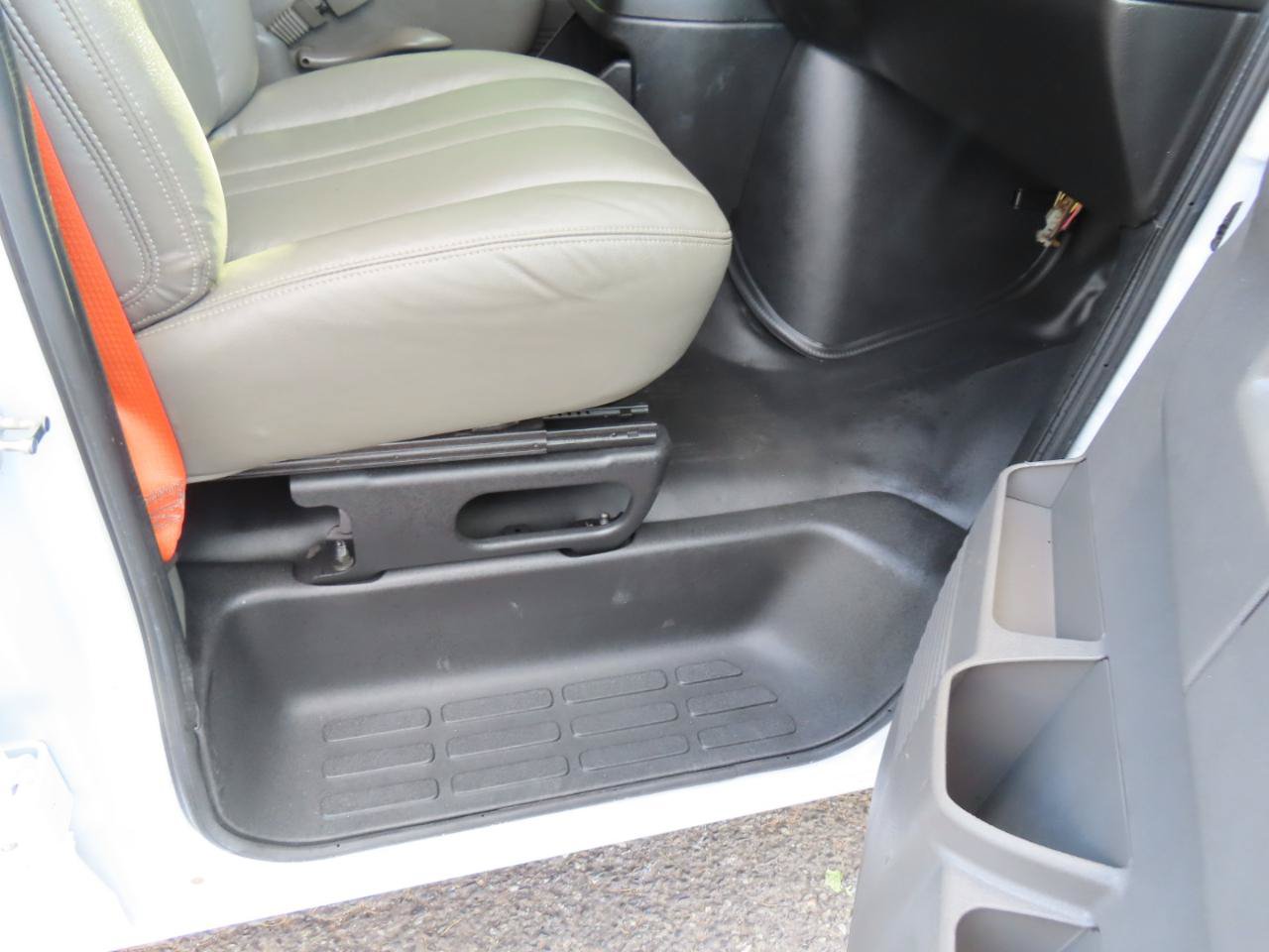 Used 2018 Chevrolet Express 2500 w/ Driver Convenience Package RWD image 18