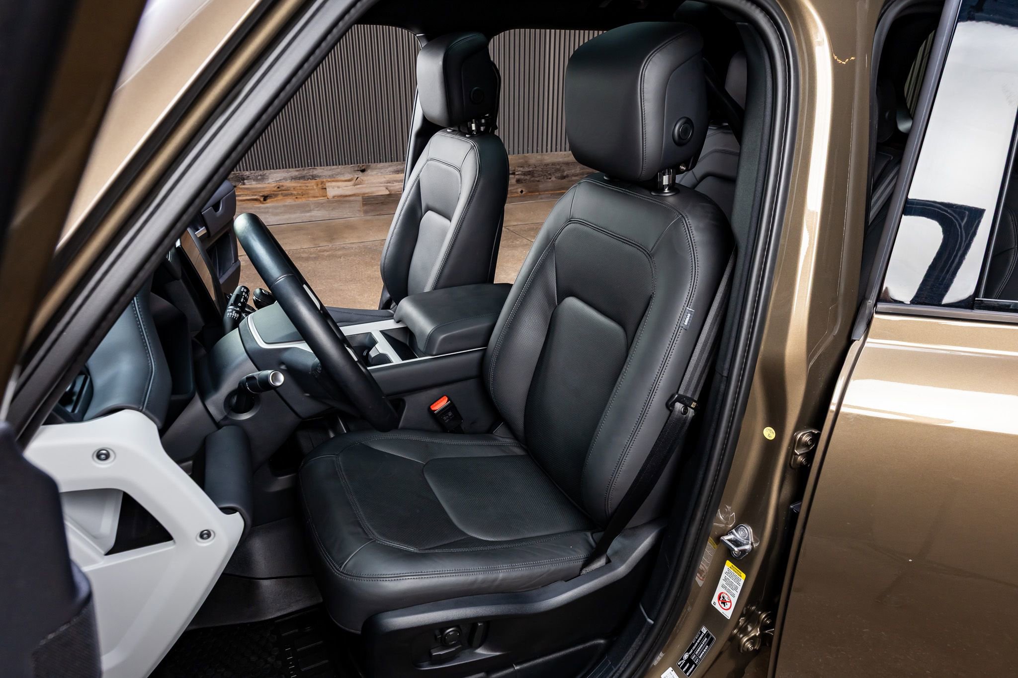 Used 2025 Land Rover Defender 110 X-Dynamic SE image 28