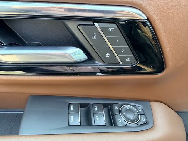 Used 2025 Chevrolet Suburban High Country image 17