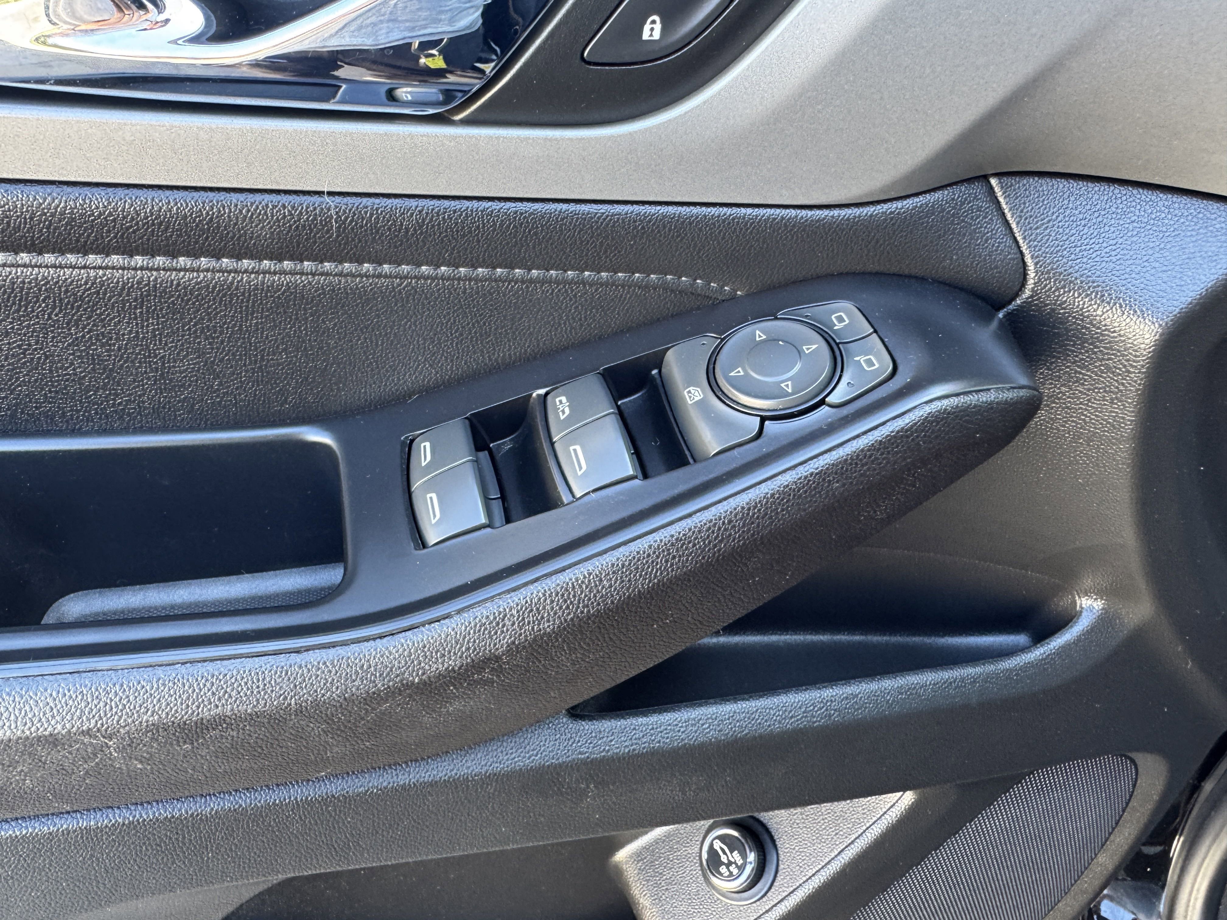 Used 2023 Chevrolet Traverse LT w/ Rear Camera Mirror Package image 10