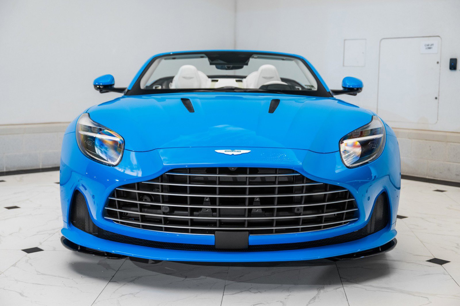Used 2025 Aston Martin DB12 Volante image 7