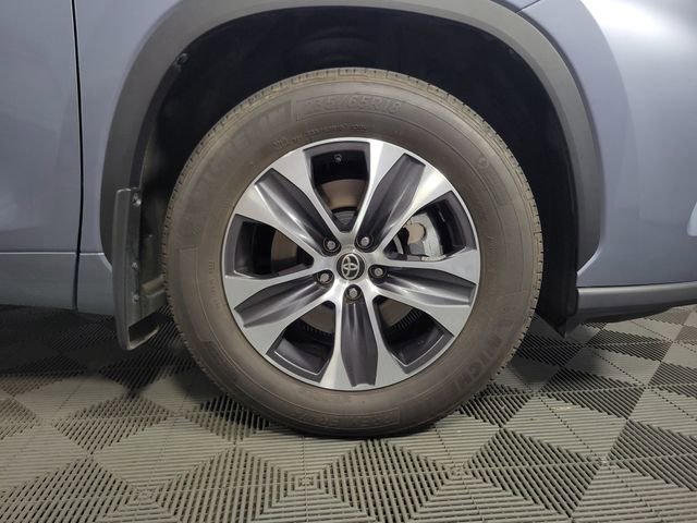 Used 2020 Toyota Highlander XLE AWD/4WD image 12