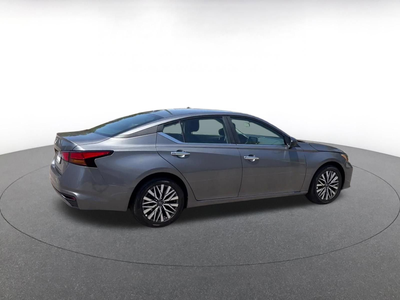 Used 2025 Nissan Altima 2.5 SV FWD image 15