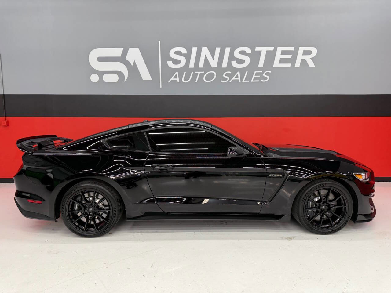 Used 2019 Ford Mustang Shelby GT350 w/ Technology Package image 32