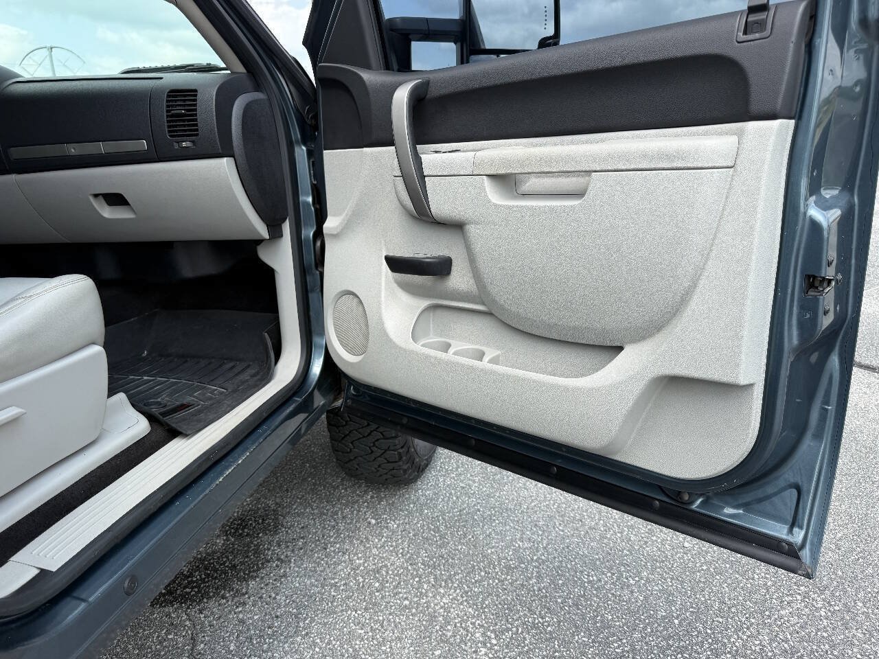Used 2011 Chevrolet Silverado 2500 LT w/ Interior Plus Package AWD/4WD image 17