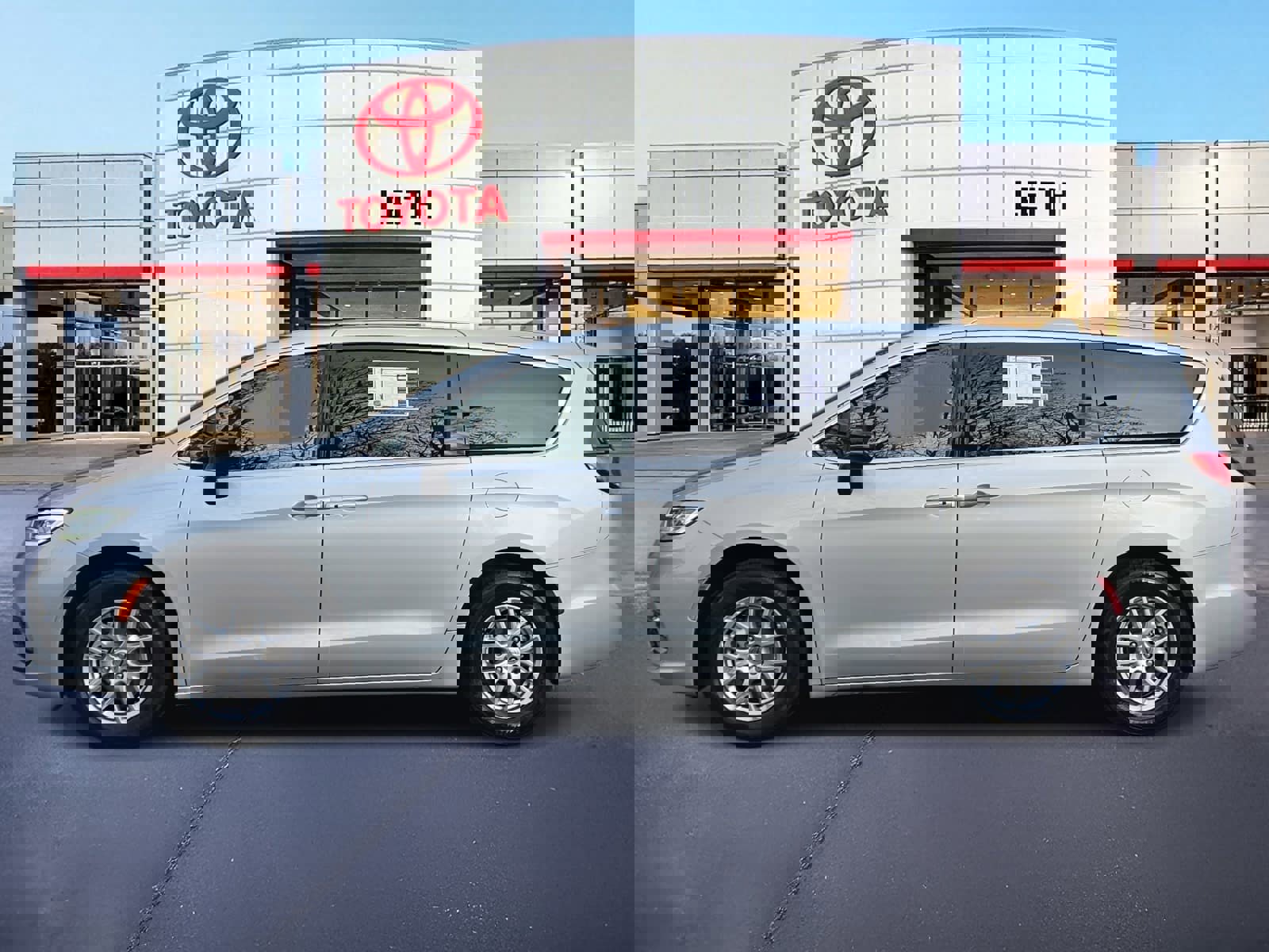 Used 2024 Chrysler Pacifica Touring-L image 8