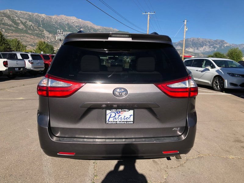 Used 2015 Toyota Sienna XLE FWD image 4