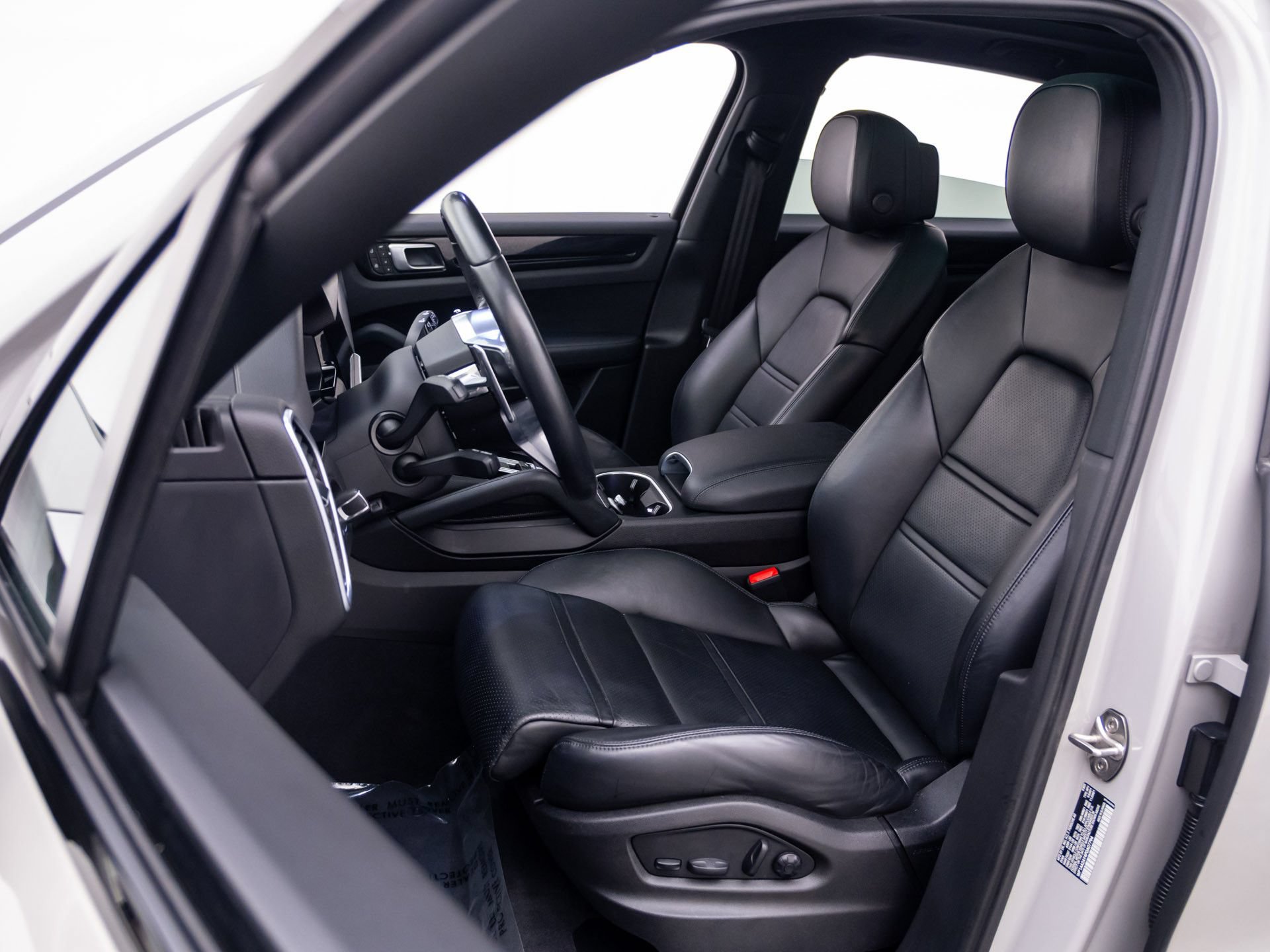 Certified 2023 Porsche Cayenne AWD/4WD image 5