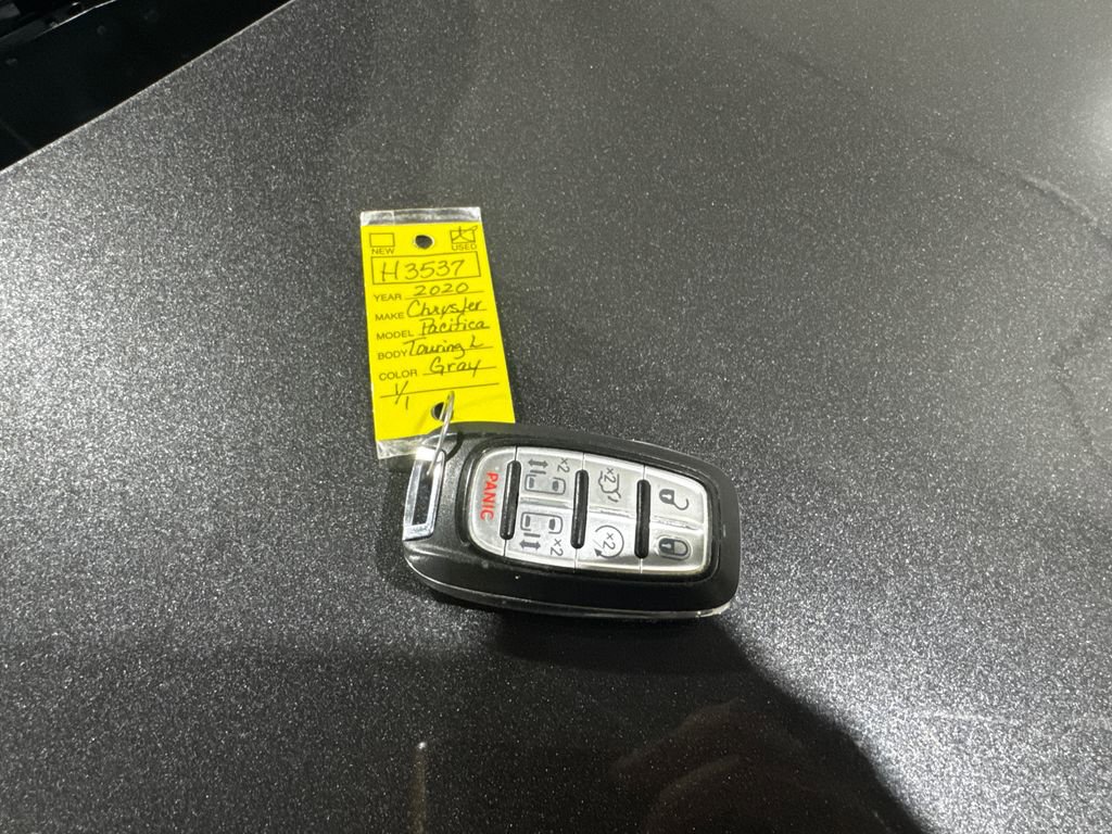 Used 2020 Chrysler Pacifica Touring-L FWD image 41