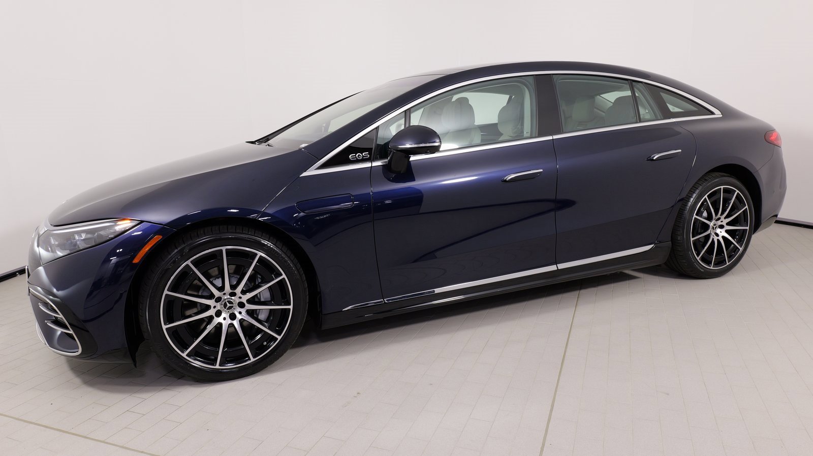 Used 2024 Mercedes-Benz EQS 580 4MATIC Sedan image 3