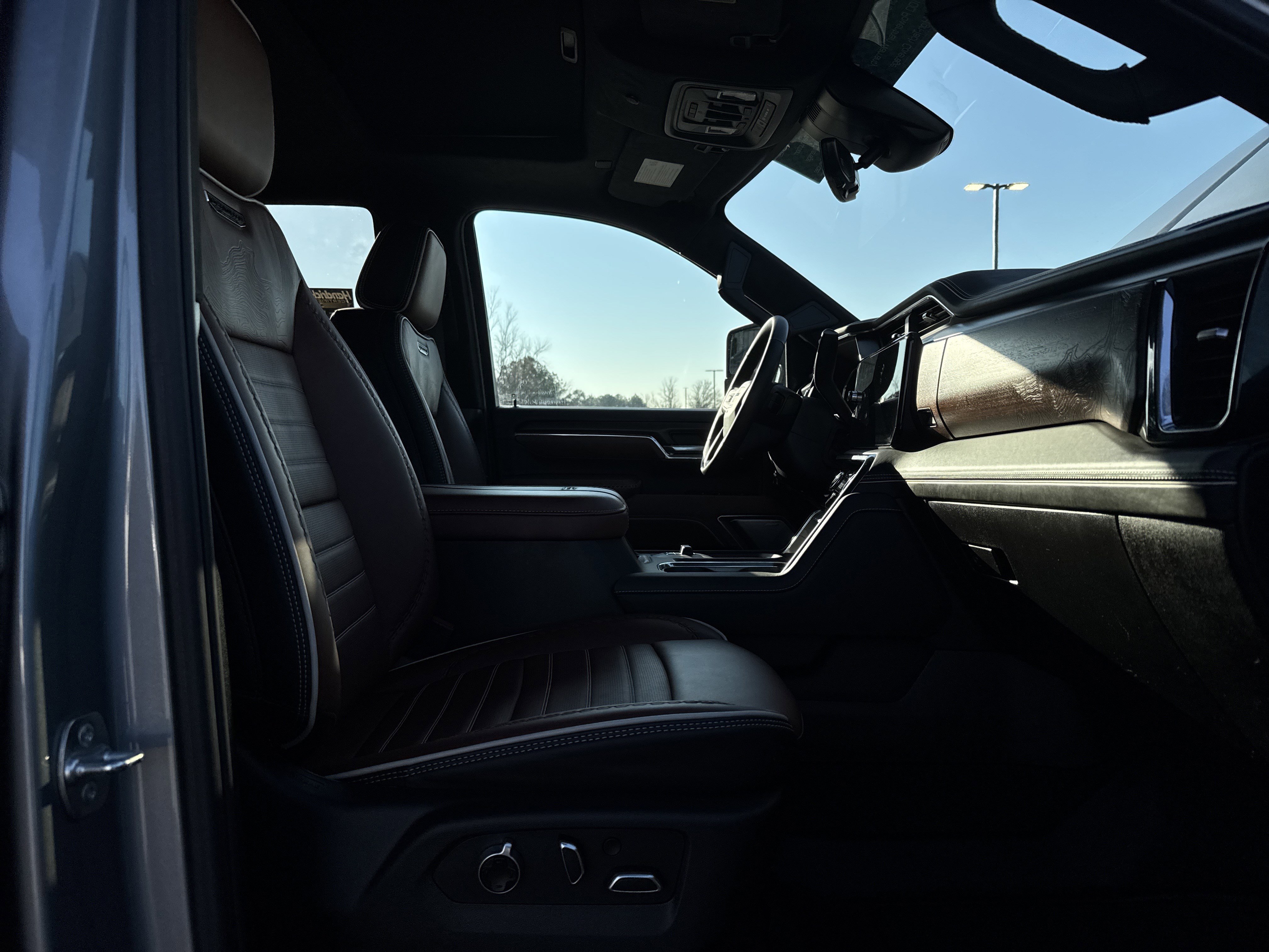 Used 2025 GMC Sierra 2500 Denali Ultimate image 32