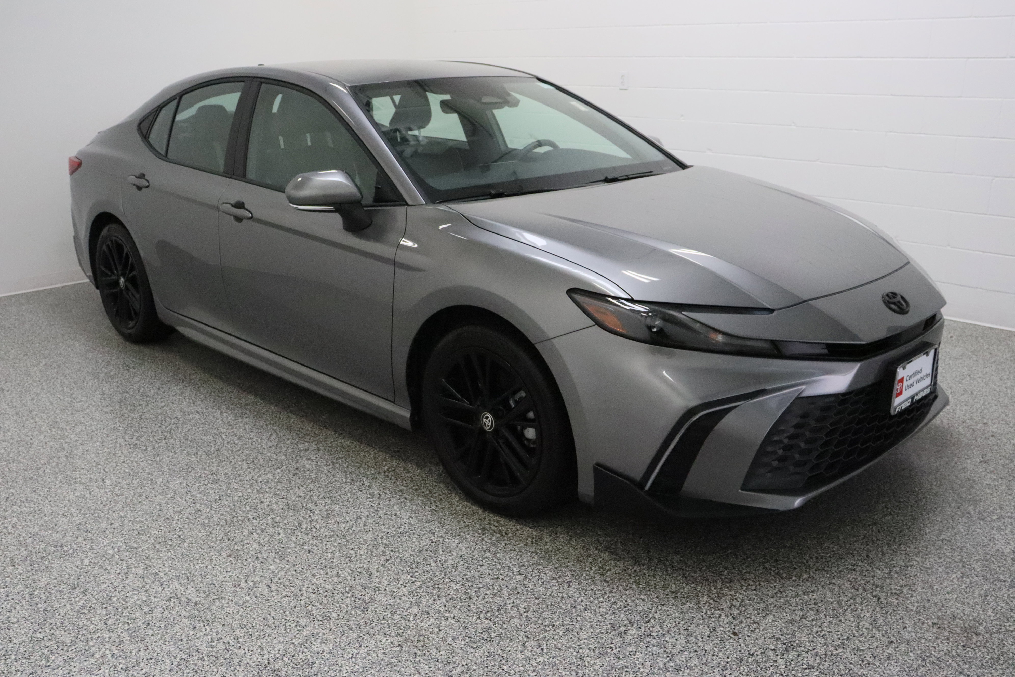 Used 2025 Toyota Camry SE w/ Convenience Package FWD image 4