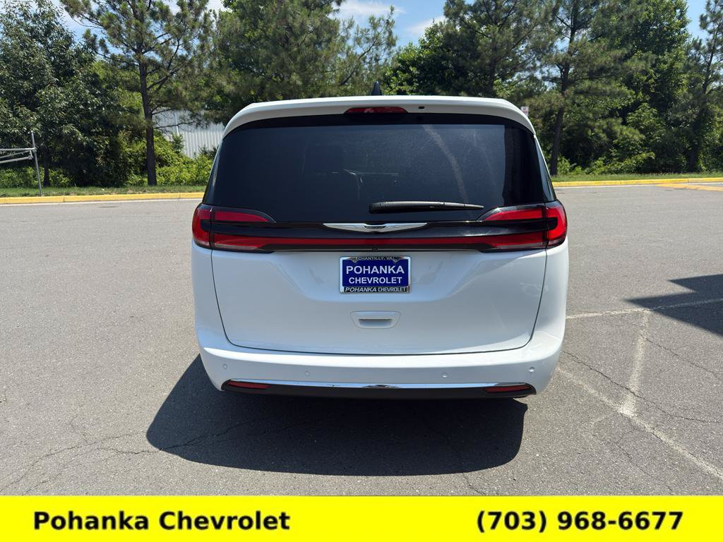 Used 2025 Chrysler Pacifica Select FWD image 6