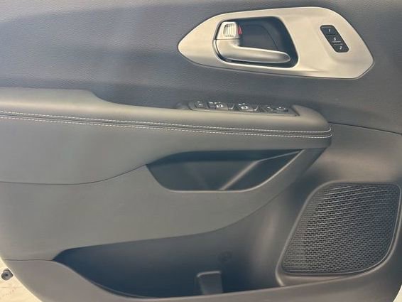 New 2026 Chrysler Pacifica Limited w/ S Appearance Package image 17