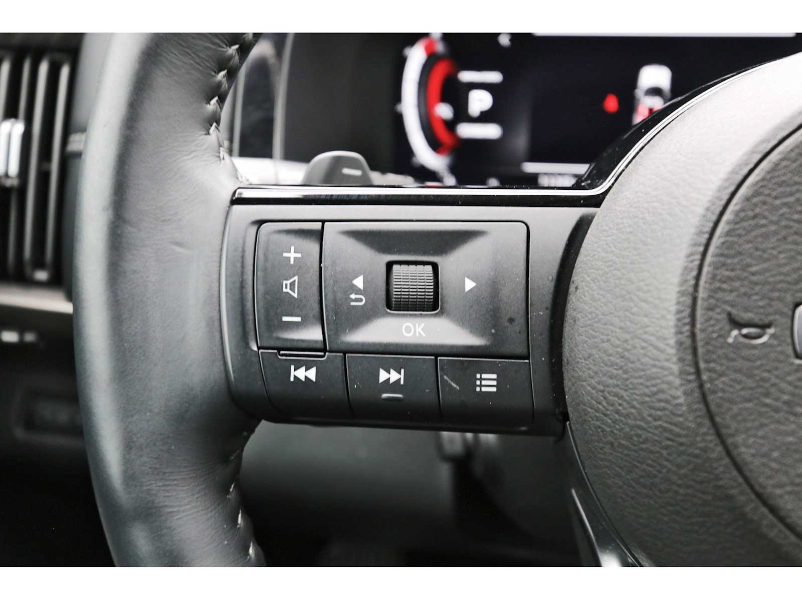 Used 2024 Nissan Pathfinder Platinum FWD image 16