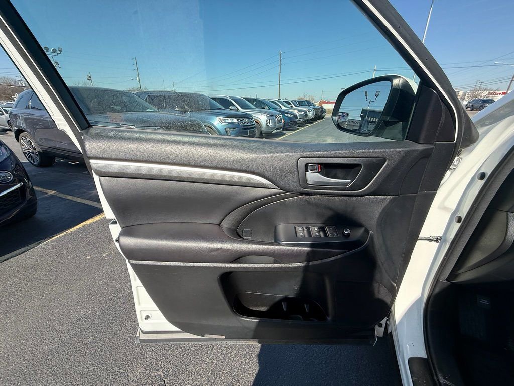Used 2017 Toyota Highlander SE image 9