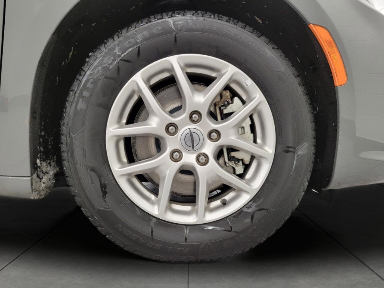 Used 2025 Chrysler Pacifica Select image 5