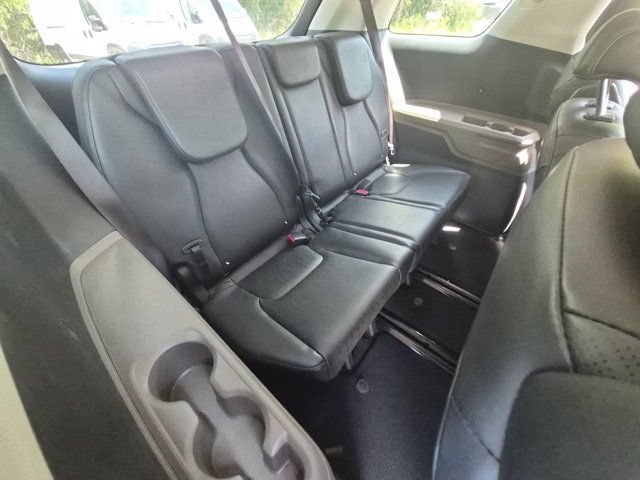 Used 2025 Kia Carnival FWD image 30