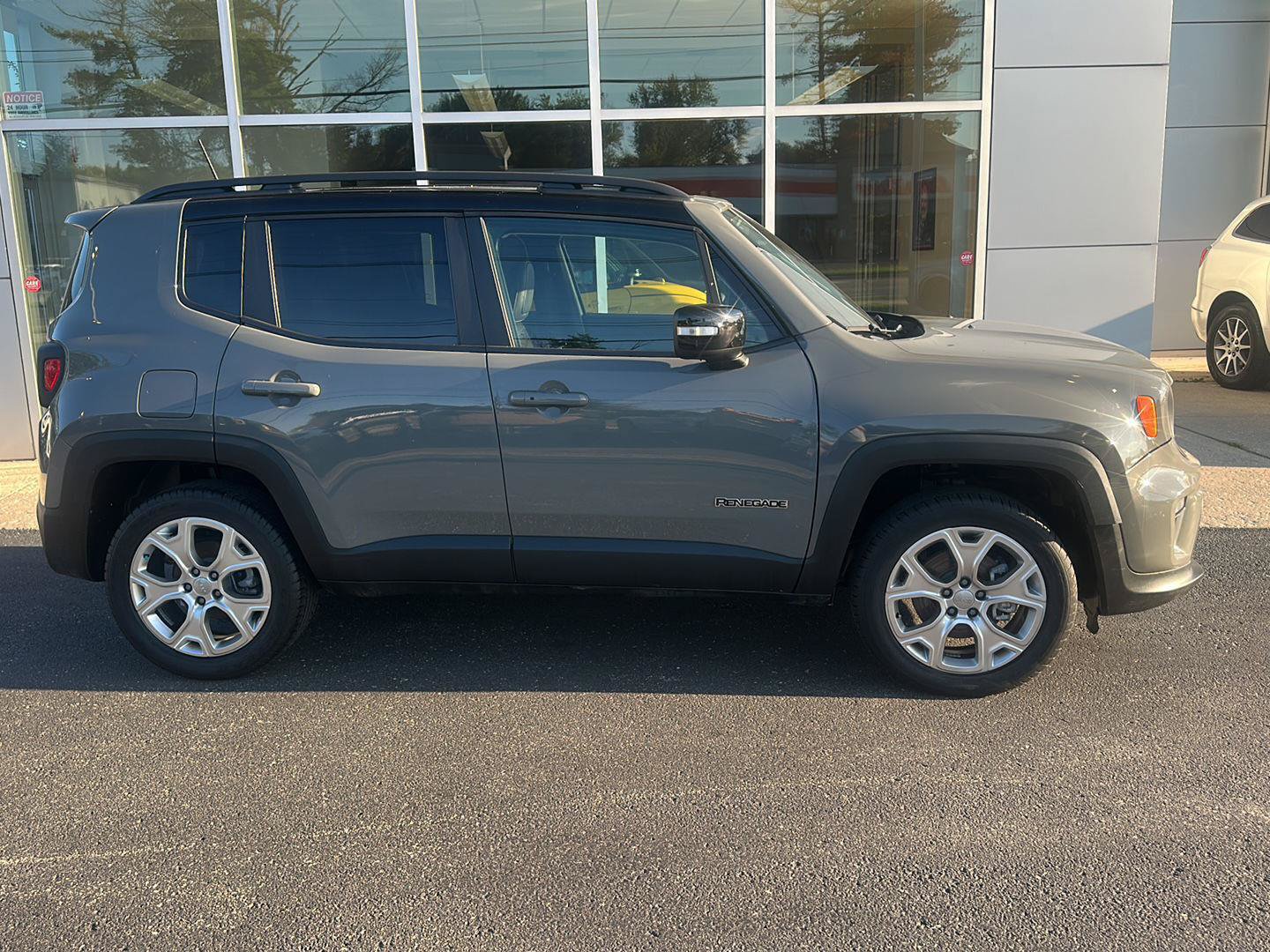 Used 2022 Jeep Renegade Limited AWD/4WD image 2