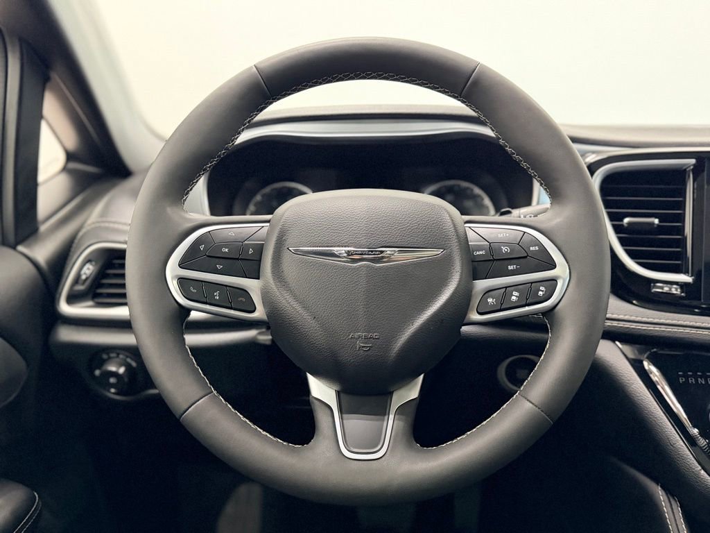 Used 2025 Chrysler Pacifica Limited FWD image 12