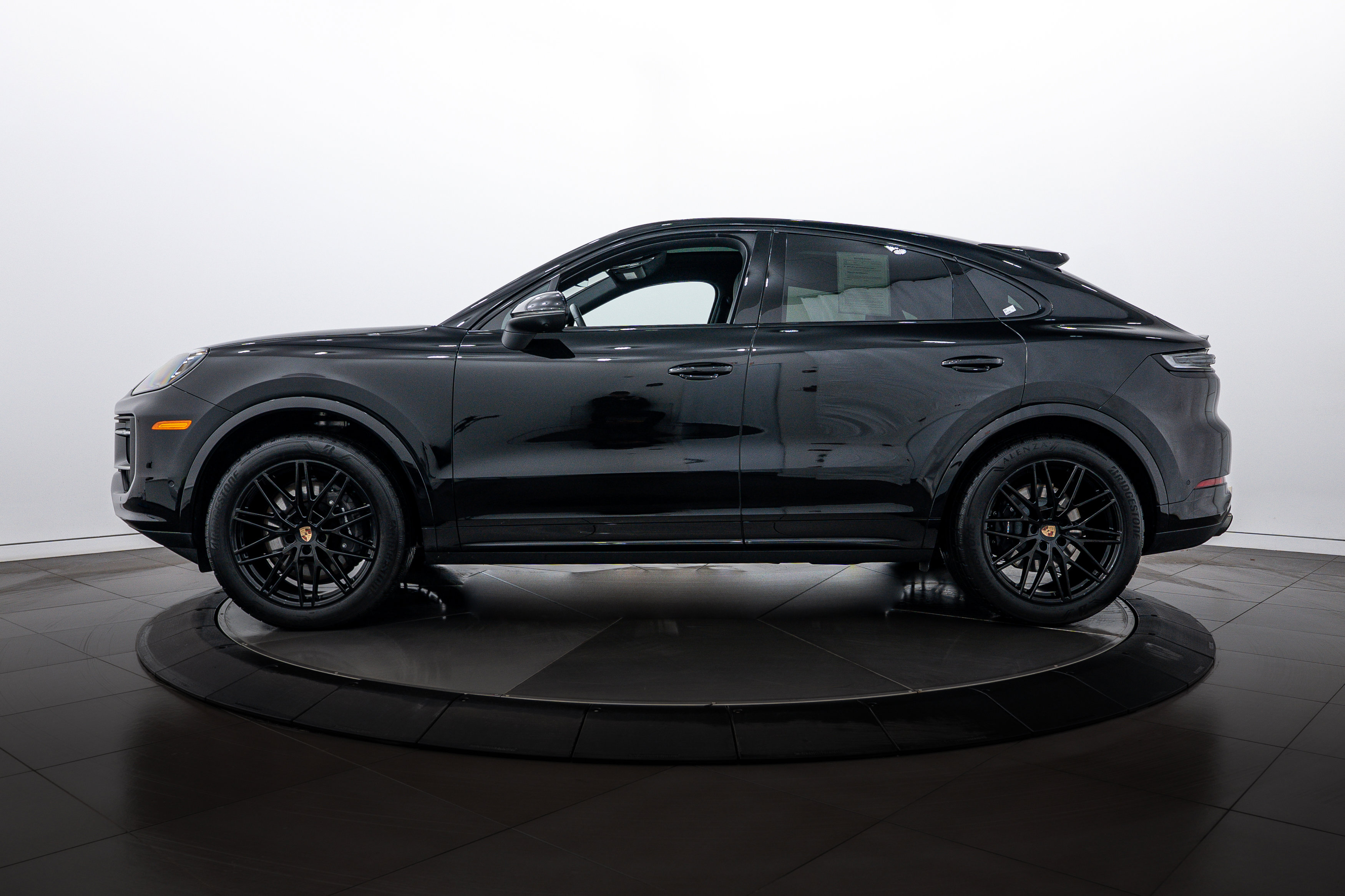 Certified 2025 Porsche Cayenne Coupe image 2