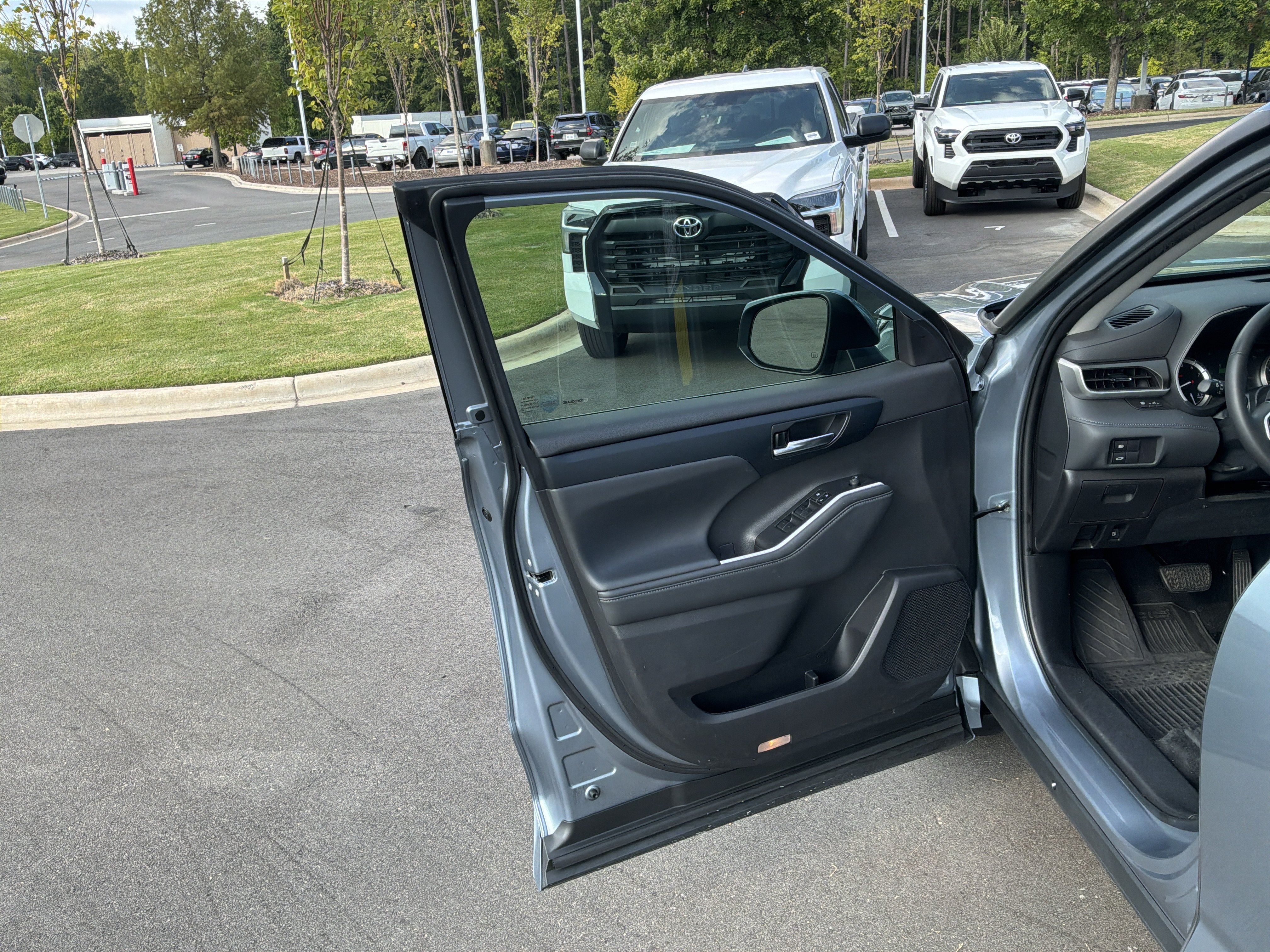 Used 2022 Toyota Highlander XLE FWD image 14