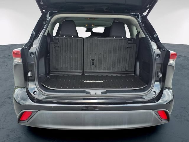 Used 2023 Toyota Highlander LE FWD image 11