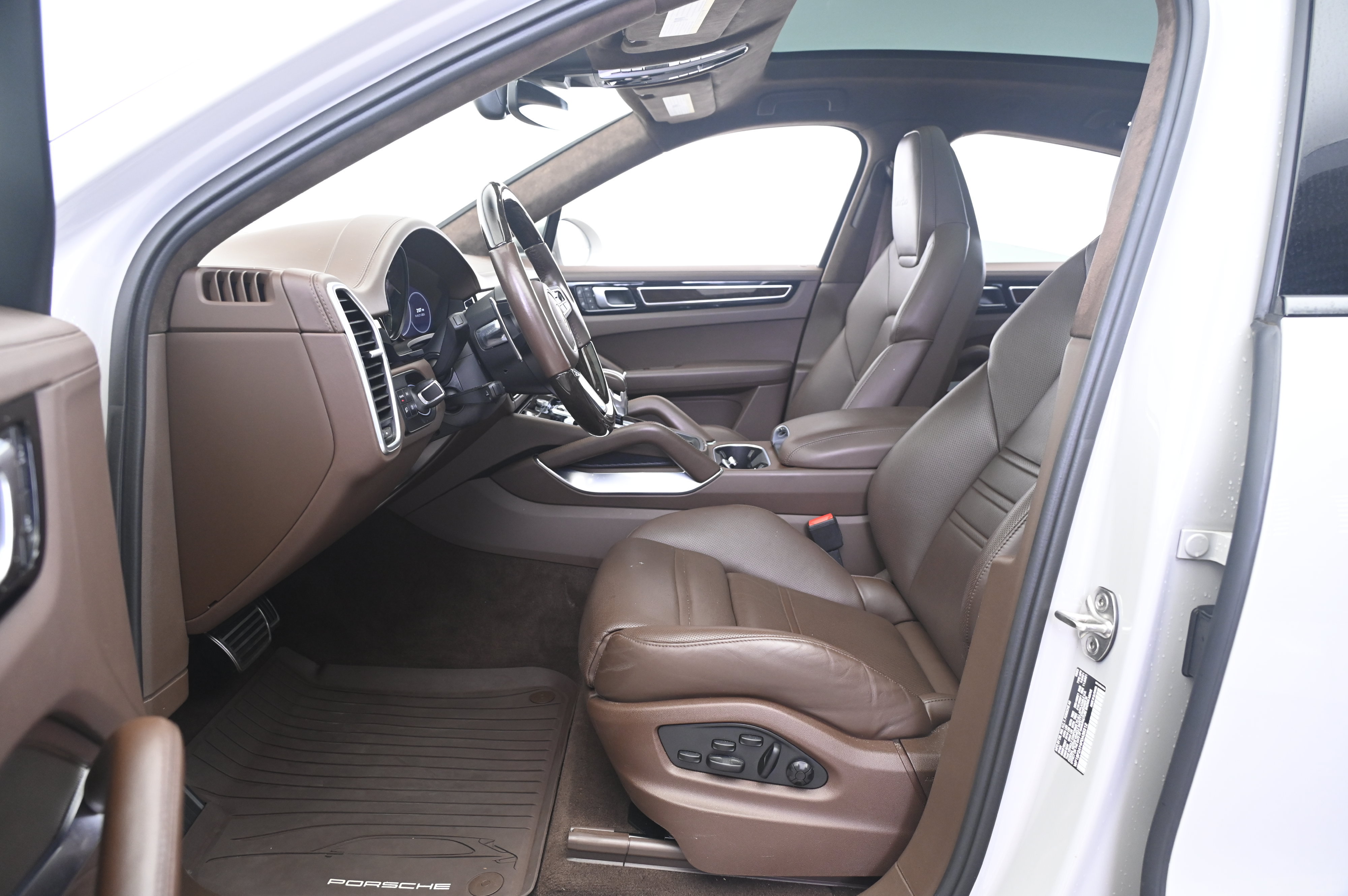 Certified 2023 Porsche Cayenne Turbo AWD/4WD image 29