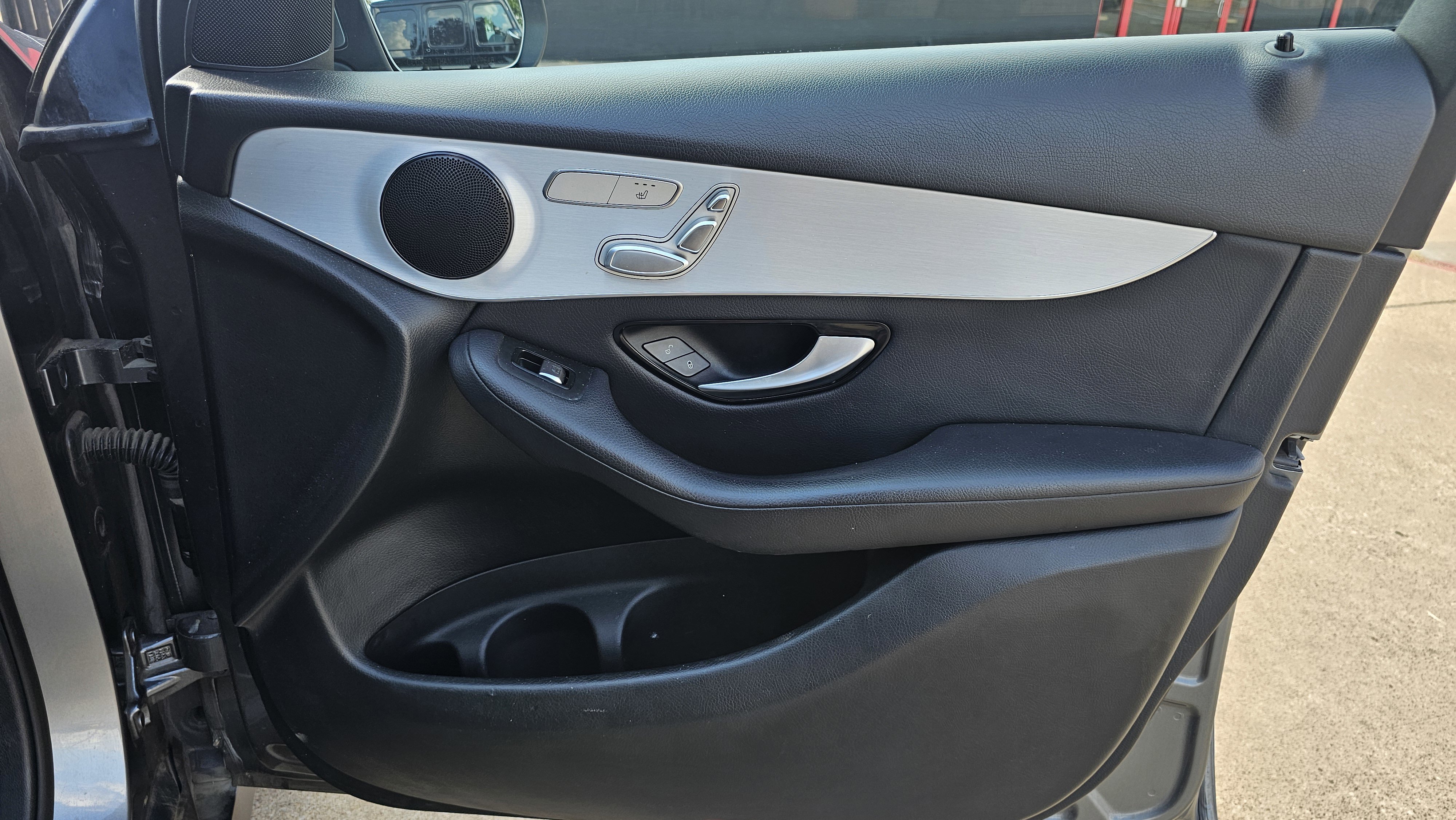 Used 2019 Mercedes-Benz GLC 300 w/ Premium Package image 31