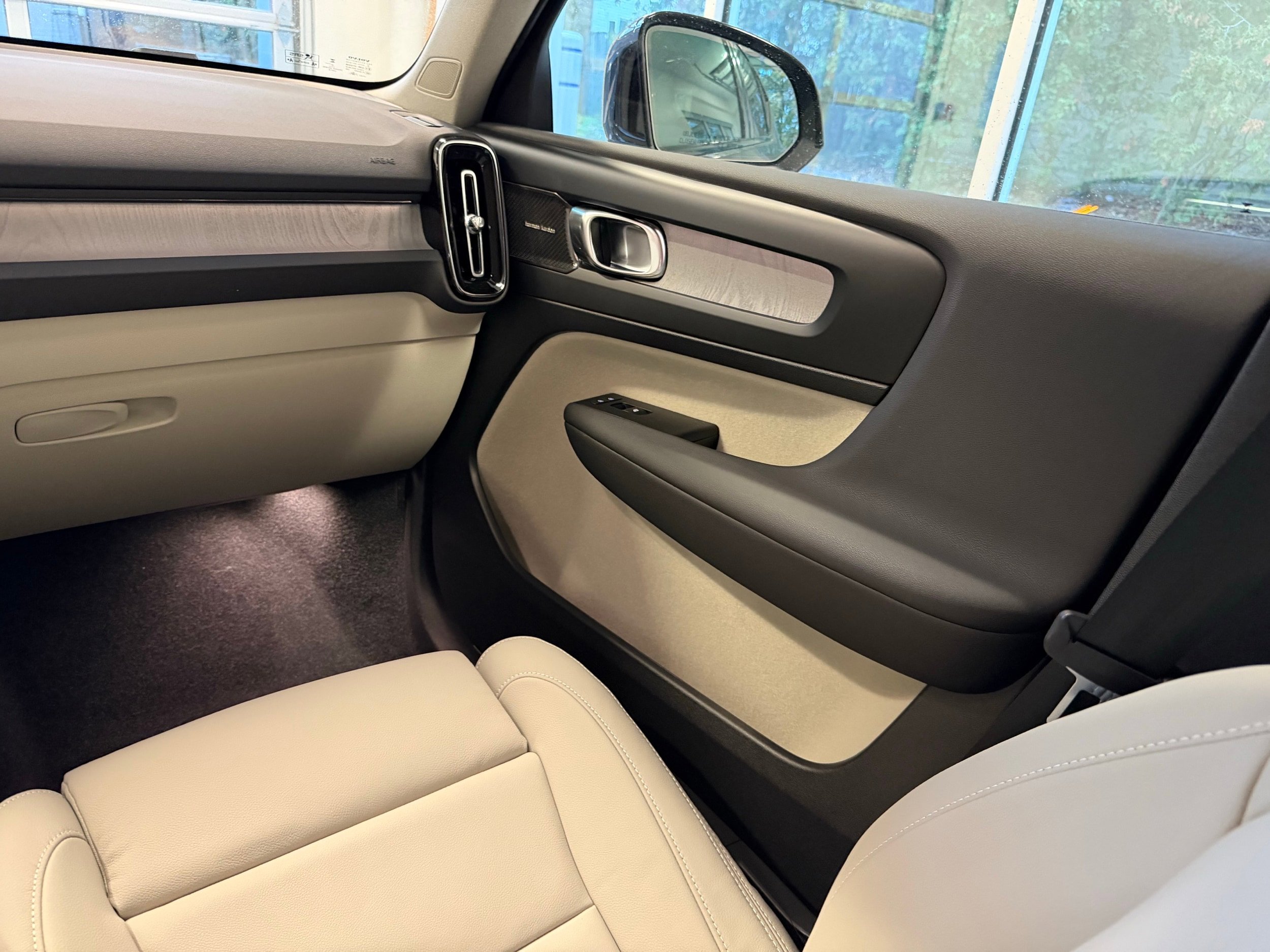 New 2026 Volvo XC40 B5 Ultra w/ Protection Package Premier image 23
