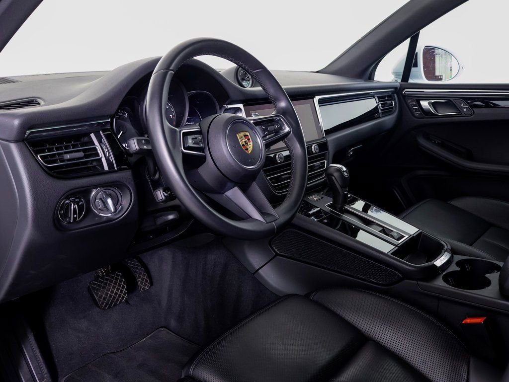 Used 2025 Porsche Macan image 4