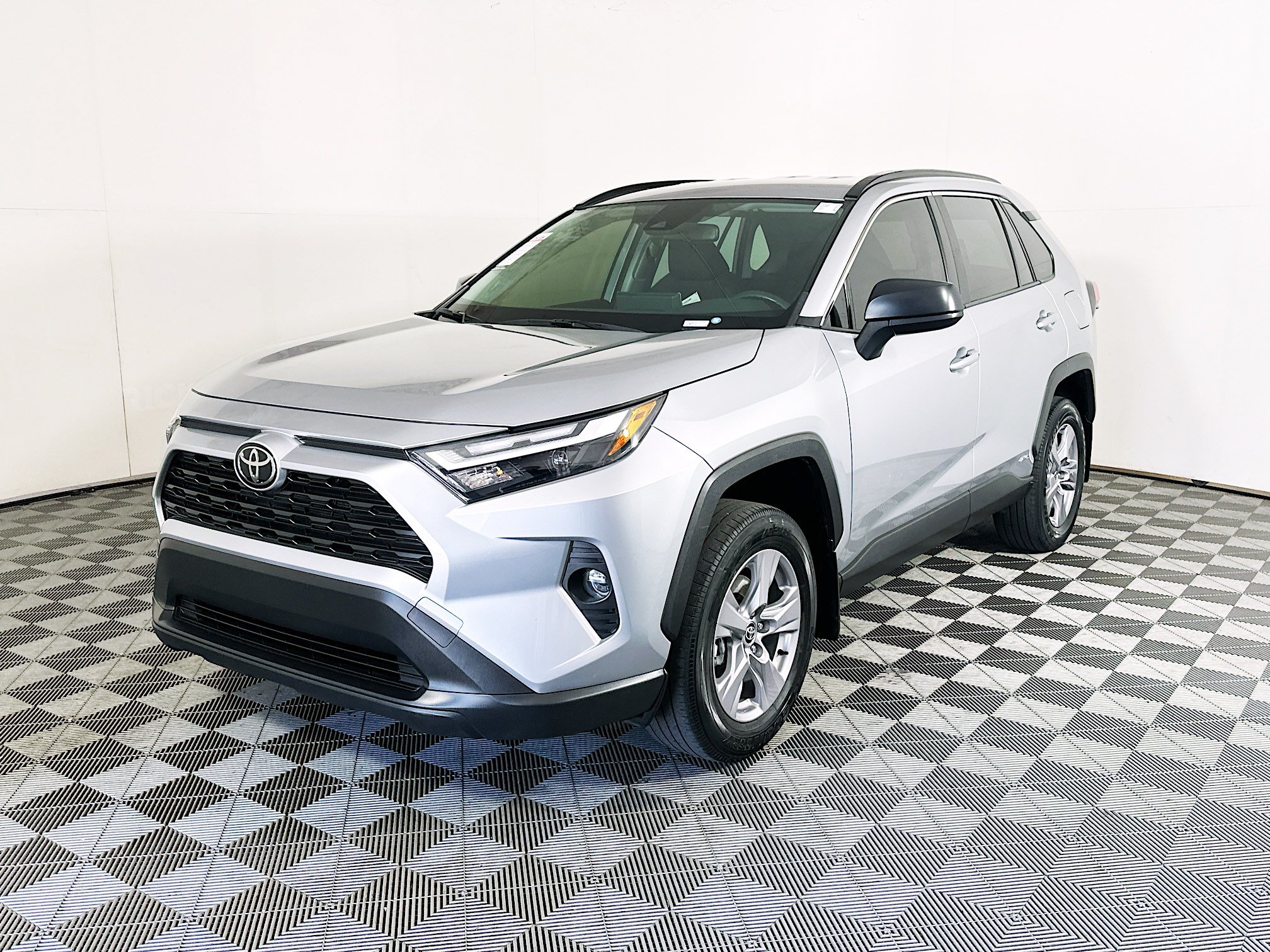 Used 2025 Toyota RAV4 LE AWD/4WD image 7