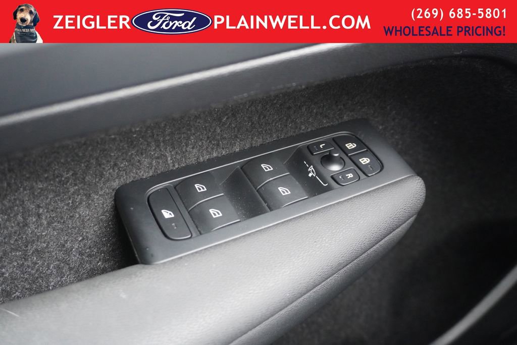 Used 2024 Volvo XC40 B5 Core image 27