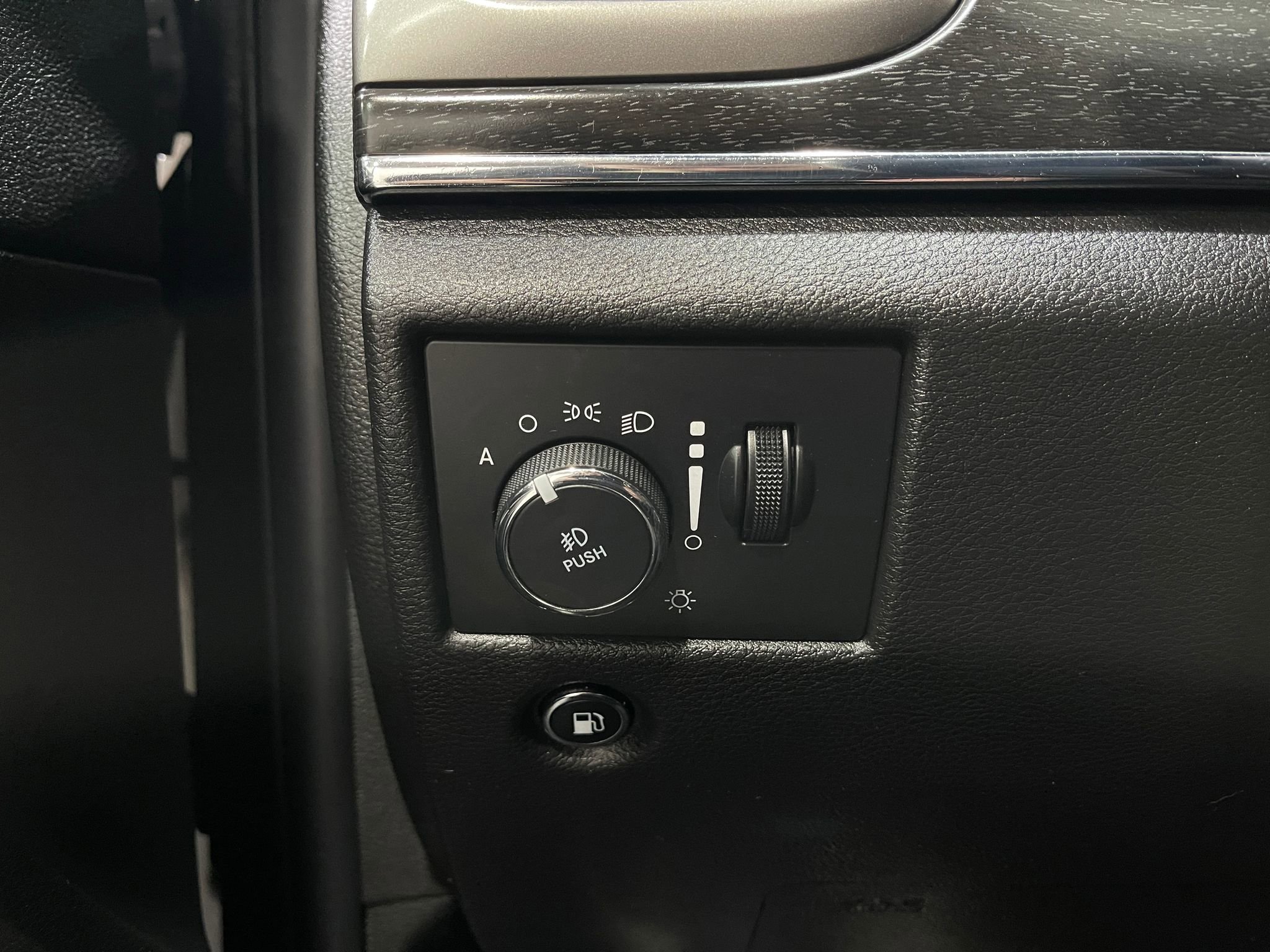 Used 2018 Jeep Grand Cherokee Limited image 22