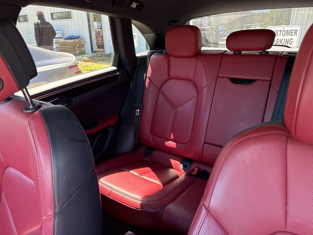 Used 2023 Porsche Macan Turbo image 8