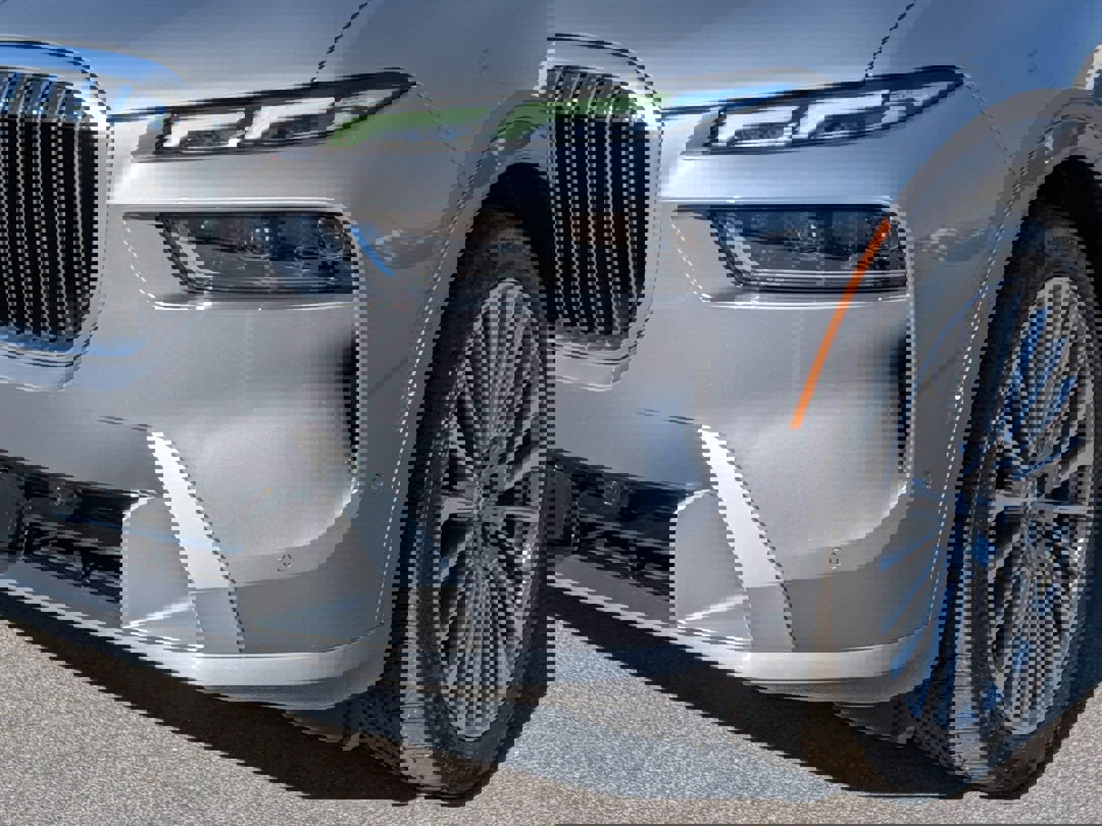 Used 2023 BMW X7 xDrive40i w/ Executive Package image 9