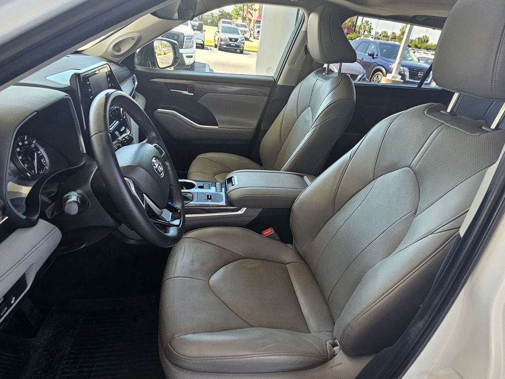 Used 2022 Toyota Highlander Limited FWD image 19