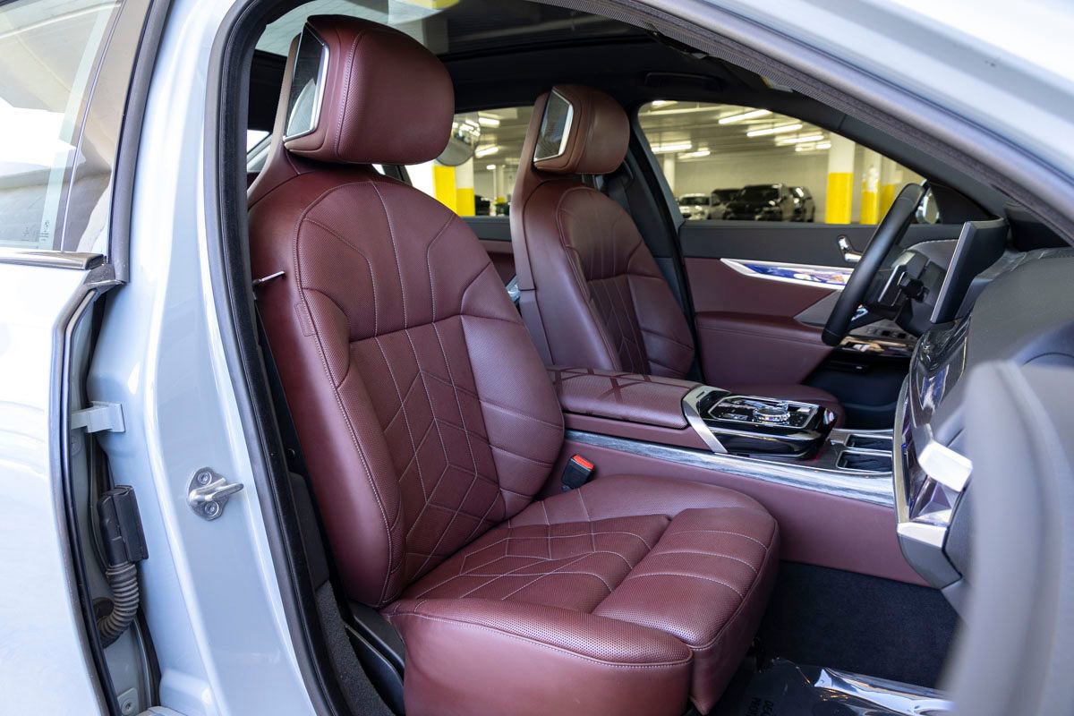 Used 2023 BMW 740i w/ Parking Assistance Package RWD image 33