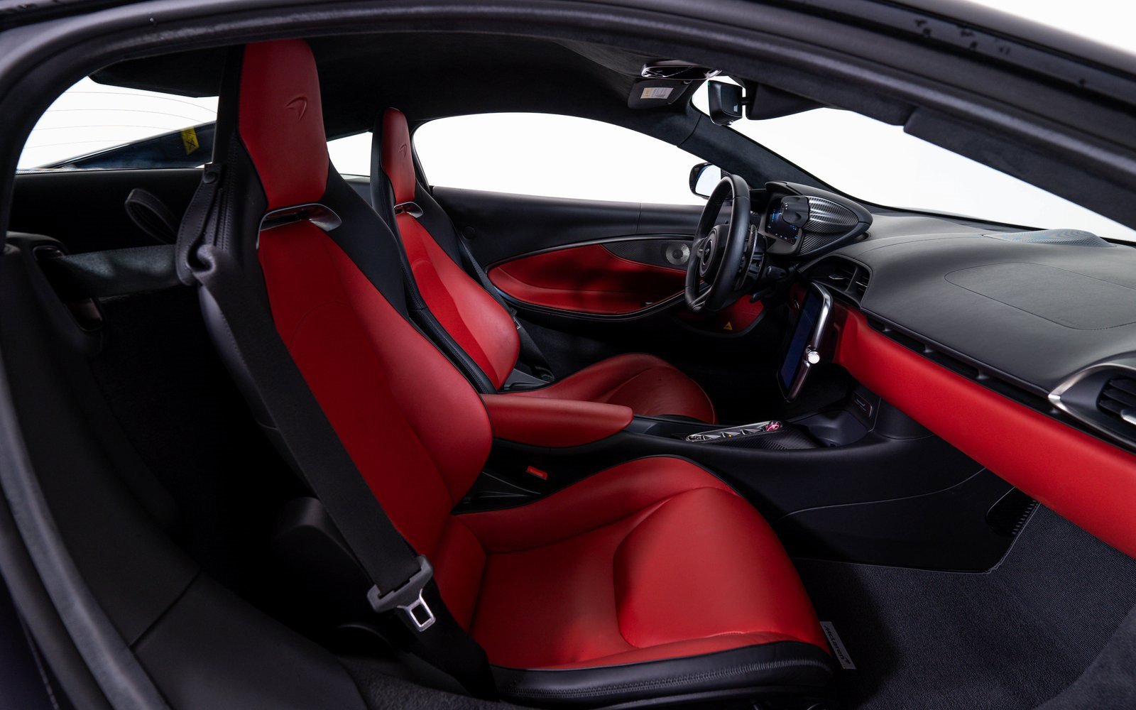 Used 2023 McLaren Artura image 18