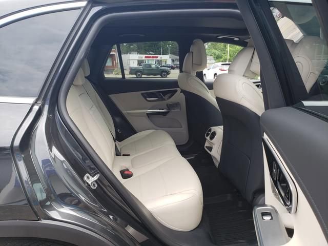 Used 2025 Mercedes-Benz GLC 300 4MATIC image 14