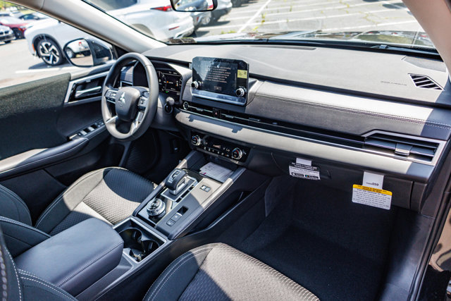 New 2025 Mitsubishi Outlander ES image 17