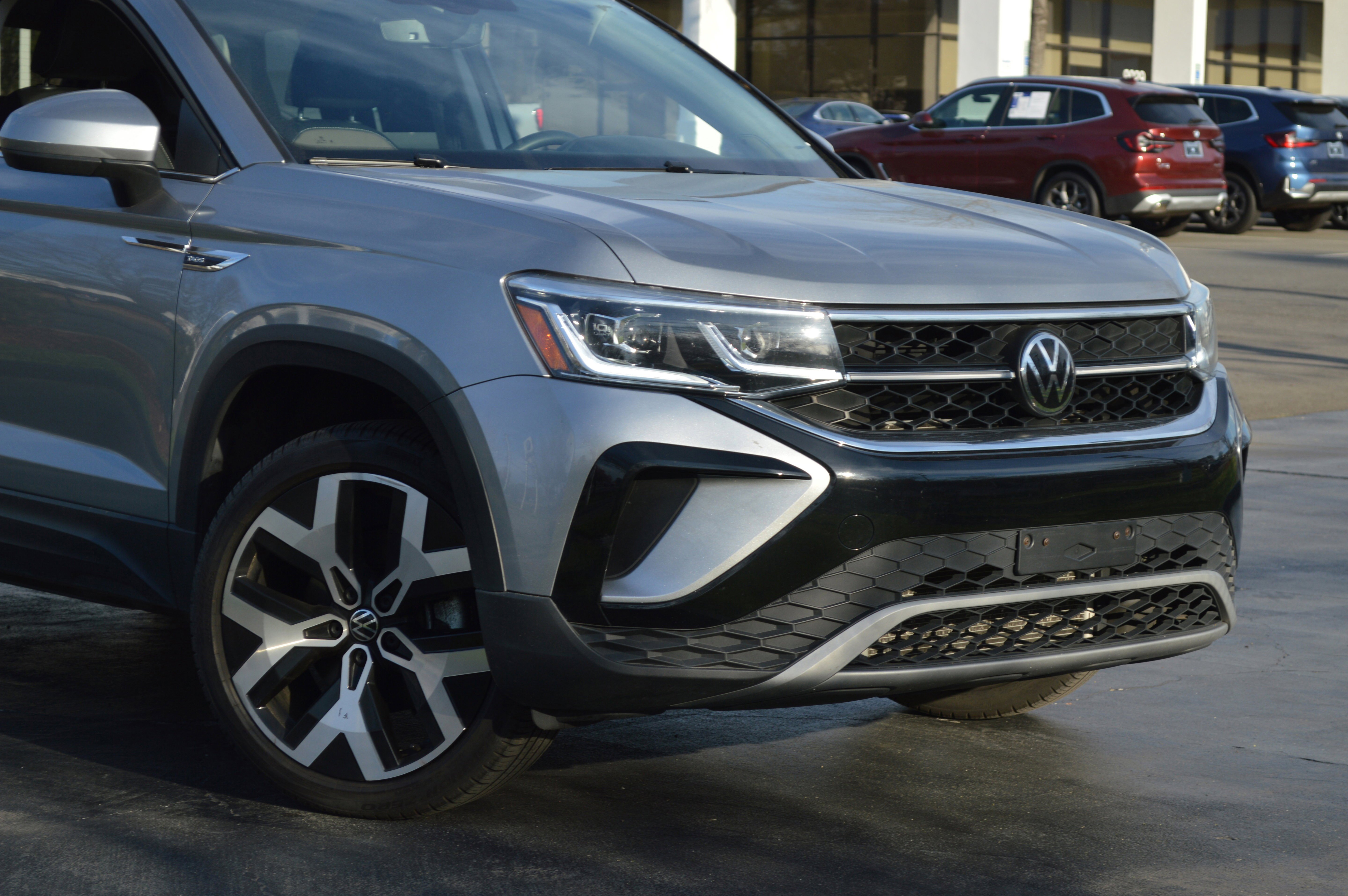 Used 2022 Volkswagen Taos SEL image 2